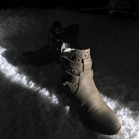 Soda Laser-cut faux leather boots - Picture 5 of 5